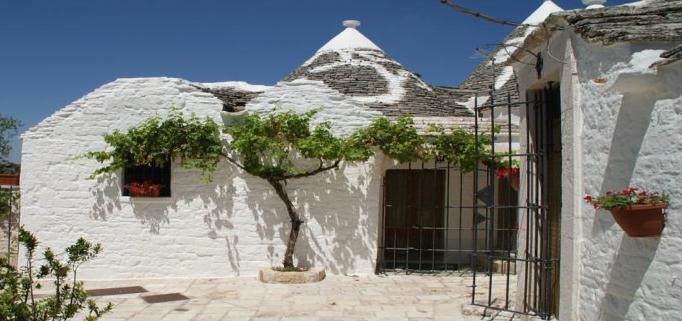 Day 2: Starting time: 9am - Visit of Ostuni, the «White City» (45 kms from Poligano a Mare, 45mins).