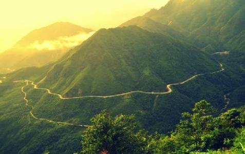 Then you continue your drive uphill to the Heavens Gate, the highest stretch of road in Vietnam as well as the provincial border of Lao Cai and Lai Chau provinces.