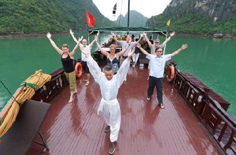 7:30 09:45: Cruise to Cong Do area to explore the well- hidden Thien Canh Son Cave. 10:00: Check out your cabin. 10:45 11:30: Enjoy a Buffet while cruising towards the harbor. 11:30 12:00: Disembark.