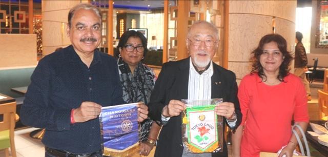 Salil Chopra exchanging flags with former trustee of foundation Rtn.