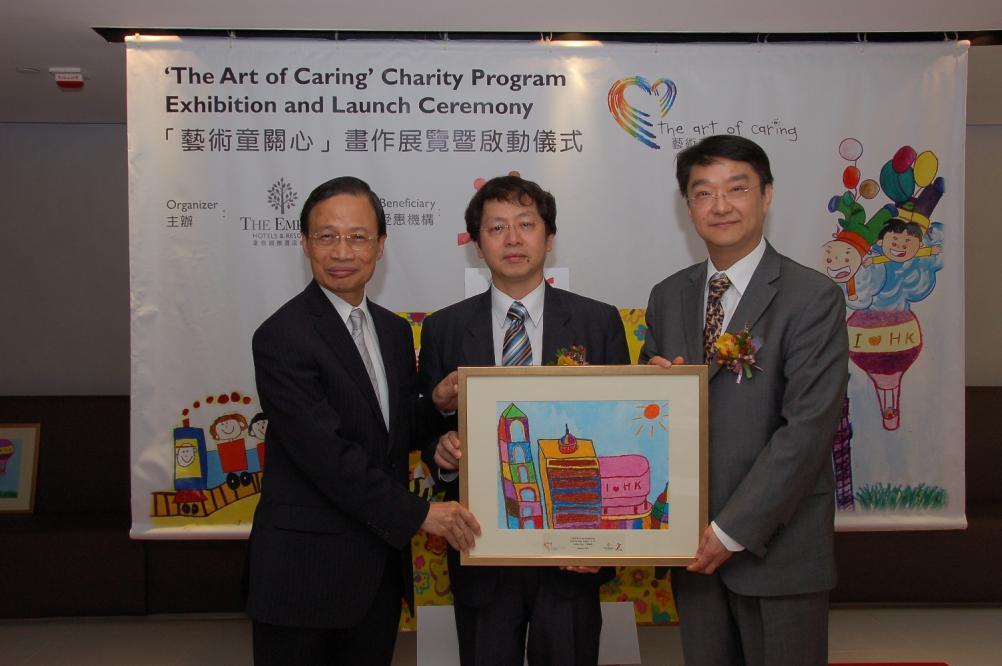 Chairman Professor Leung Nai Kong, BBS, JP (left) in the presence of Mr.