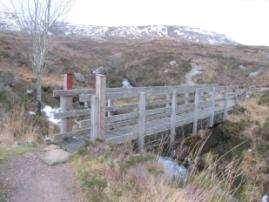 NN220566 Feature/description Alternative access to avoid restrictions Narrow wooden footbridge across steep rocky gully passable with care with a horse but