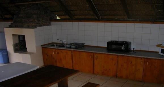 The adjacent kitchenette is fully equipped (cutlery and crockery, fridge/freezer, stove and a microwave oven).