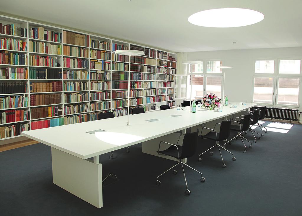 BIBLIOTHEEK Take a meeting in style in our library on the second floor.