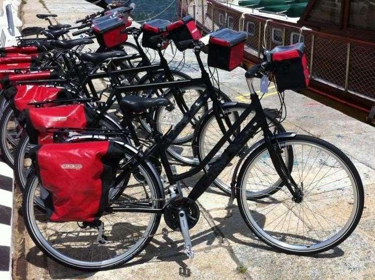 Bikes Aluminum city bikes for men and women, 21-speed, handbrakes, equipped with a large rear pannier bag, a handlebar bar or a map holder.
