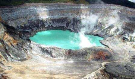 Poas Volcano has the third biggest crater of World, with 4.265 Ft. of diameter and 984 Ft of depth.