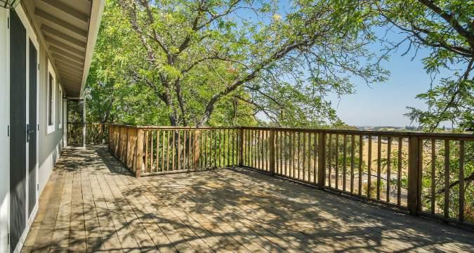 Introduction Want country living with the convenience of the nearby town? 7810 West Ranch Lane is waiting for you.