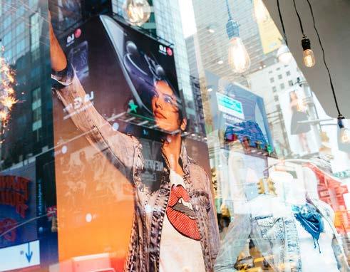 spending 9 Times Square shoppers STAY LONGER & SPEND MORE