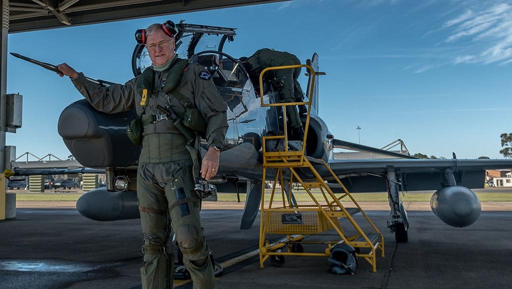THE WORLD S OLDEST FIGHTER PILOT HANGS UP HIS FLYING BOOTS written by Max Blenkin August 31, 2018 Frawls poses with a 76SQN Hawk before his final RAAF flight.