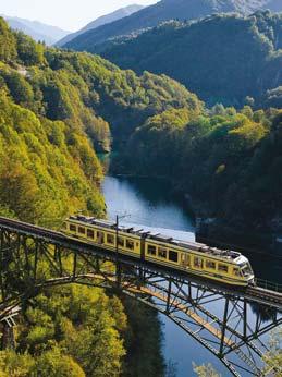 From Brig, you can enjoy impressive views of the Rhone Valley, a descent featuring incredible loops around the remains of the Felsenberg Tower and the imposing Kander Viaduct.