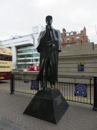 THE STATUE OF SHERLOCK HOLMES It stands near the site of the fictional detective s home at 221B