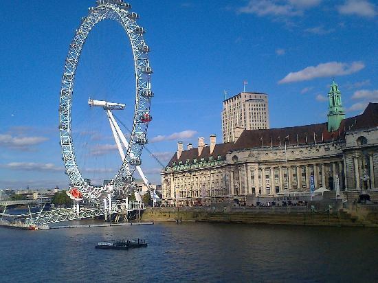 TOP TOURIST ATTRACIONS THE LONDON EYE It s a big,modern panoramic wheel on the banks of the