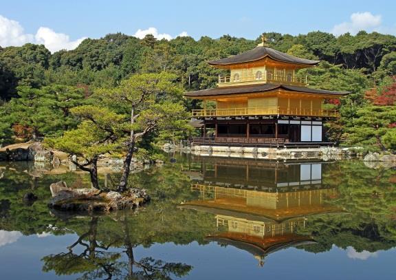 The tour will then proceed on to Oshino Hakkai which is a small scenic village with eight ponds in Oshino.