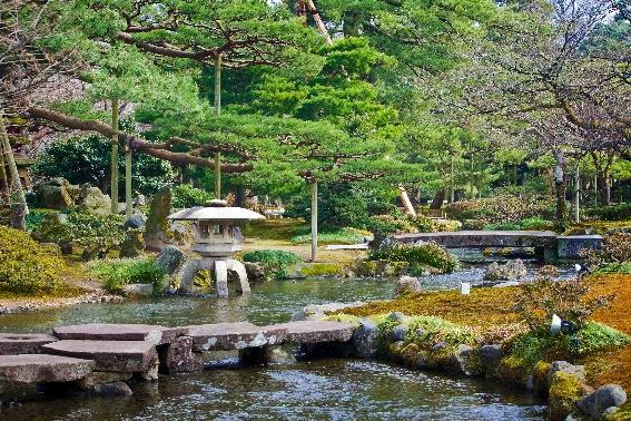 7 Day 8: Kanazawa - Kyoto This morning, wander through the beautiful Kenroku-en, one of the Three Great Gardens of Japan, before strolling down the traditional Higashi Chaya (Eastern Teahouse