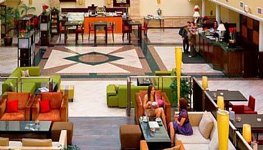The lovely Marriott Courtyard Hotel features a beautiful 462 m² atrium lobby, which is filled with natural light.