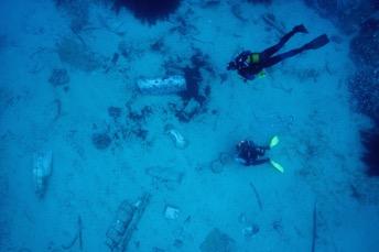 Most of the pieces are scattered between 12 and 17 meters deep, close from the shore.