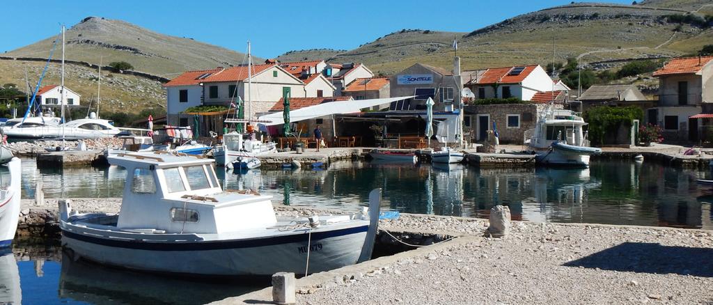 The island Kornat is with a size of 32 km² the largest island of the Kornati archipelago. On there are also the places / coves Vrulje, Piscera and Lavsa.