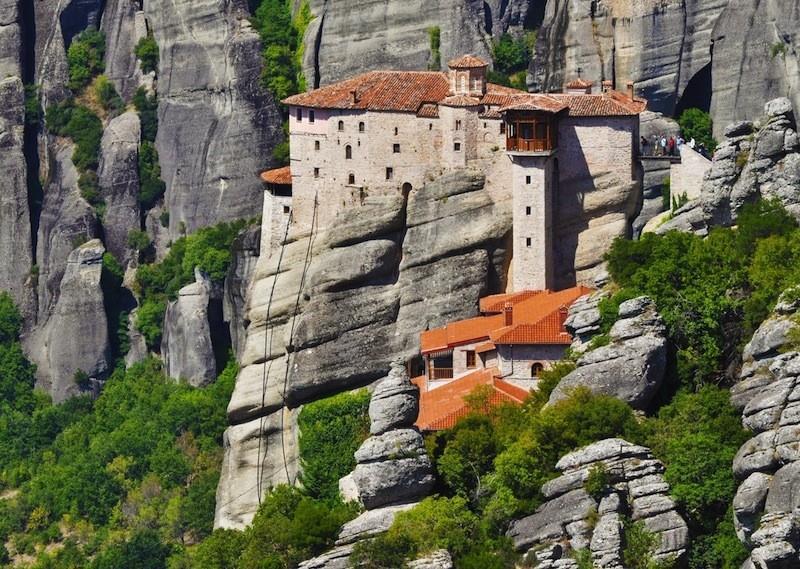 Full Day Meteora trip from Thessaloniki (approx. 490 km/estim. Duration 07.30-18.30) A unique and unforgettable experience during your stay in Thessaloniki will be a visit to the Meteora Monasteries.