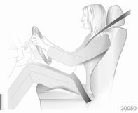 44 Sjedala, sustavi zaštite Prednja sjedala Položaj sjedala 9 Upozorenje Vozite samo s pravilno podešenim sjedalom. Sjednite sa stražnjicom što je moguće više natrag prema naslonu sjedala.