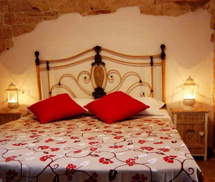 it www.lealcove.it Ideally-located in the main square of Alberobello, Le Alcove offers an opportunity to spend an evening in a carefully restored trulli house.