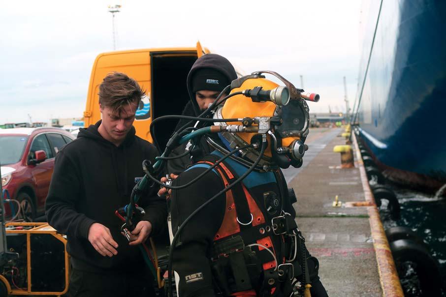 When the work area was certified gas free, our divers started the operation with an inspection of the damaged area and this on both sides of the