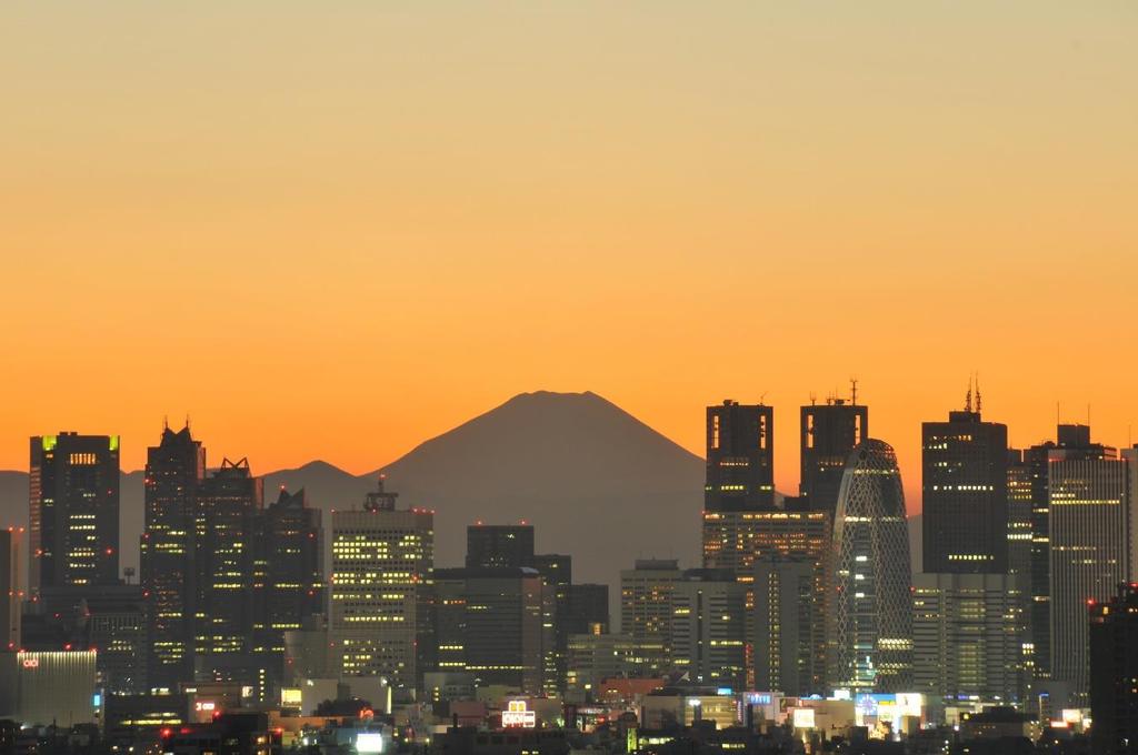 Destination Highlights Tokyo One quarter of all Japanese live in Tokyo or the near vicinity and with a population of over 12 million inhabitants, Tokyo is one of the largest cities in the world.