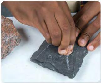 Here s how to use your kit: Step 1. Scratch the tile with your rock to determine the streak of the mineral. The streak is the color of the resulting powder.