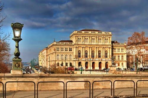 GALA DINNER The restaurant is located within the Seat of the Hungarian Academy of