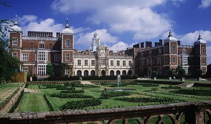 Day 7 Visit to Hatfield House, Hertfordshire Pack your suitcases before breakfast at the hotel.
