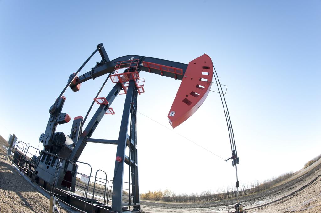 2.0 Key Industries & Strengths 2018 Community Profile 2.3 Oil & Gas Weyburn has long been established as a central figure for the upstream oil industry in the province.