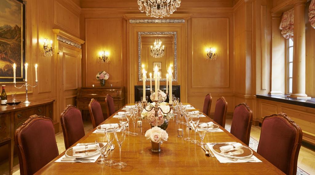 WELCOM E EVENTS P R I VAT E D I N I N G THE LANDING WEDDINGS FLO R A L D ES I G N CO N TAC T U S IOLANTHE Iolanthe is elegantly panelled in light oak and suitable for dining and business meetings.