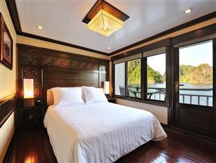 : 2 adults + 1 child under 12 (extra bed)* Amenities & services: None DELUXE BALCONY CABIN Nr.