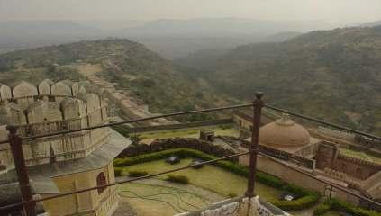 Sight Seeing Options MAMMADEV TEMPLE BADAL MAHAL This temple is right below the Kumbhalgarh Fort.
