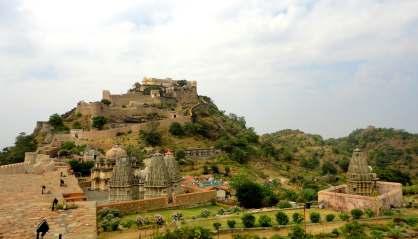 Now it has a couple of cenotaphs in memory of the Raja of the Kumbhalgarh fort, Raja Kumbha and for Prithviraj Chauhan. There is also a huge water reservoir next to the temple.
