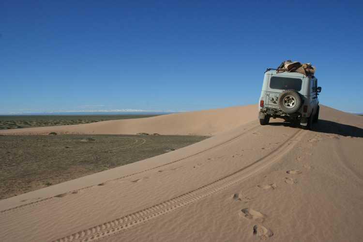 We will have lunch in the Bayanzag canyons and continue our trip in direction of the Singing Dune Hongoryn
