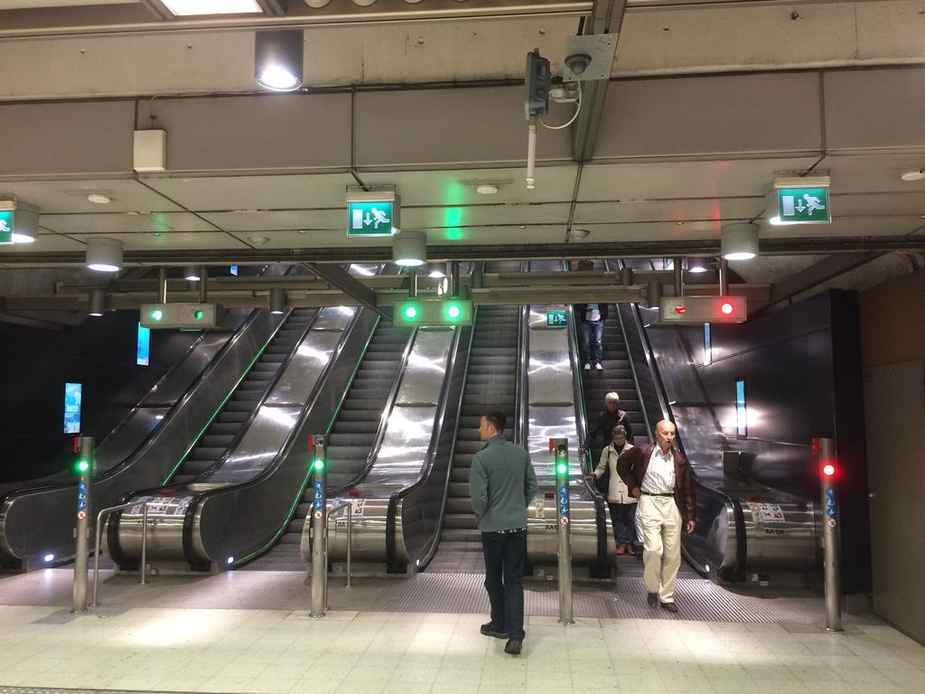 The green lights show you which escalators