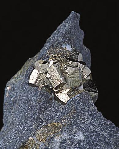 Skrilavec kamnina leta 2012 Naravoslovje v šoli 455 stiskanja, del vode se iztisne, iz preostale vode v porah med zrni pa se začne izločati cement (kalcit ali kremenica), ki delce med seboj sprime.