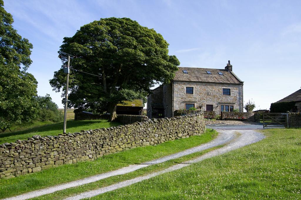 CROW TREES FARMHOUSE 560,000 Mewith, LA2 7AX Located within the Forest of Bowland AONB, Crow Trees Farmhouse embraces an elevated position commanding excellent panoramic views.
