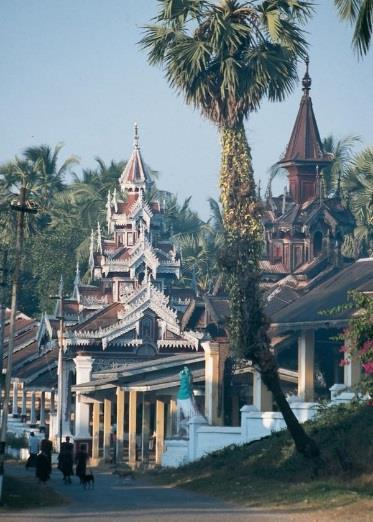 Non-stop flight Mandalay introduction Mandalay is a large and sprawling city whose centre is dominated by the enormous Mandalay Fort, which measures two kilometres in length on each side.