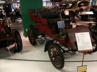 Liquid proved to be the more successful coolant and, by 1910, the air-cooled Corbins were no more. The 1909 Seal Cove Auto Museum s Model O is water cooled.