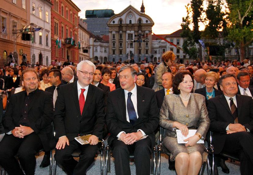 Bilateralna suradnja Tijekom ostvaren je niz bilateralnih posjeta na visokoj razini: hrvatski predsjednik Ivo Josipović boravio je u službenom posjetu Mađarskoj 29. i 30.