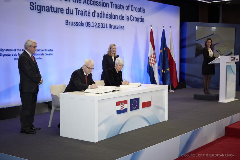 Europske integracije Ugovor o pristupanju i Završni akt u ime Republike Hrvatske potpisali su na posebnoj svečanosti u Bruxellesu 9.