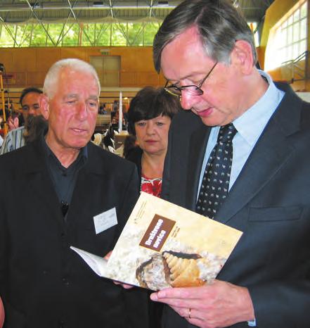 328 Obletnica Društvo prijateljev mineralov in fosilov Slovenije praznuje 35 let Proteus 74/7 Marec 2012 Društvene novice je ob enem izmed obiskov na tržiški razstavi v dar dobil tudi predsednik