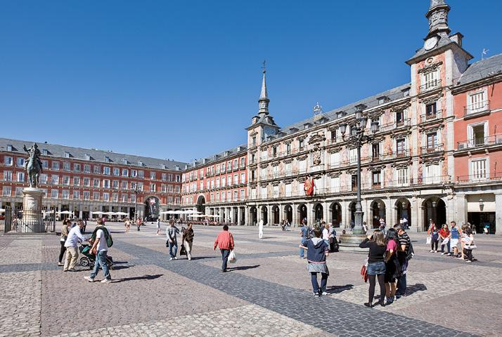 On specific dates (consult the calendar at the Plaza Mayor Tourist Centre), the following tours are available (in Spanish) with