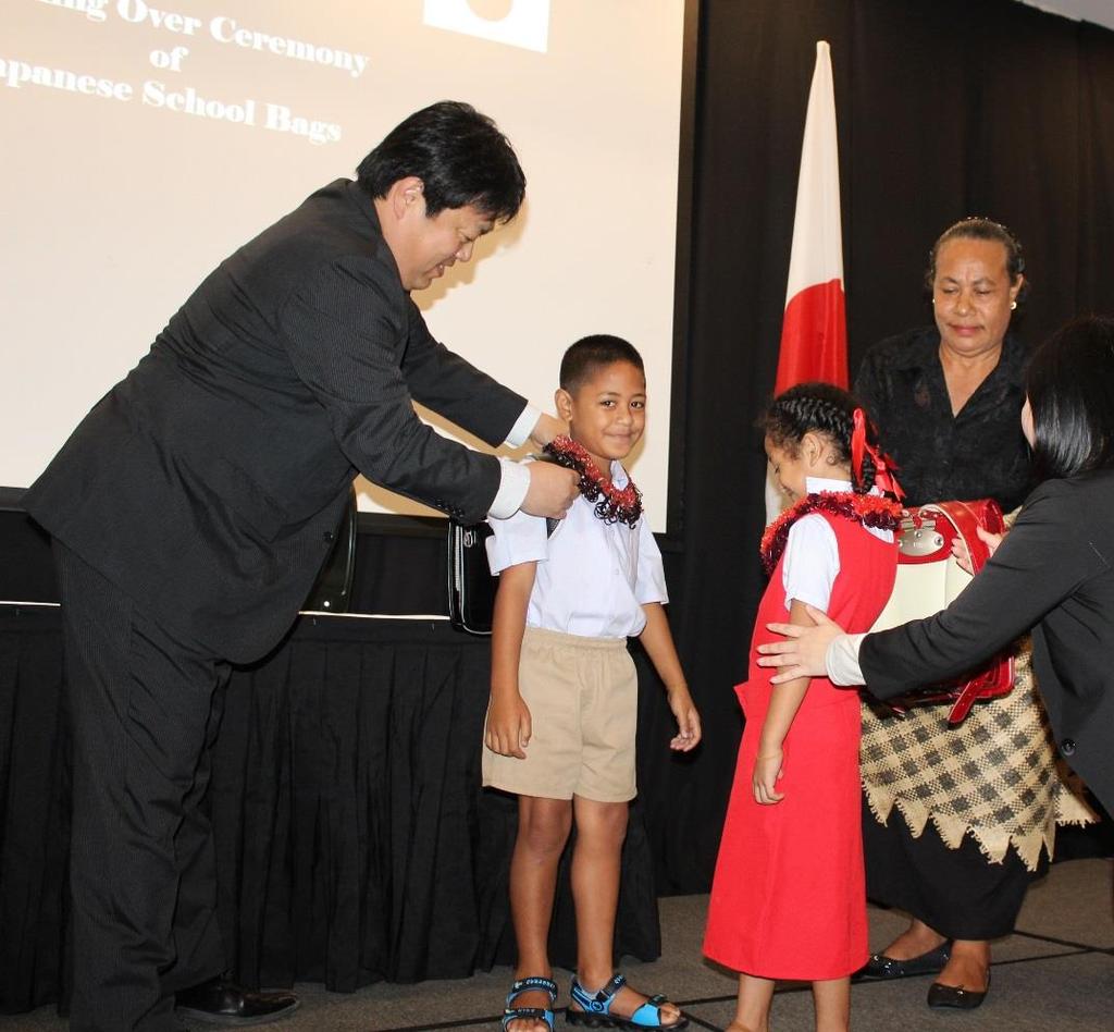 Mayor Katsuya Onishi of Kuroshio Town presenting the Japanese