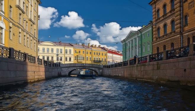 Neva, the Fontanka and the Moika,to see the famous ChizhikPyzhik, the Winter Canal, pass under SaintPetersburg s bridges. 19 Duration of the tour: around 2,5 hours.