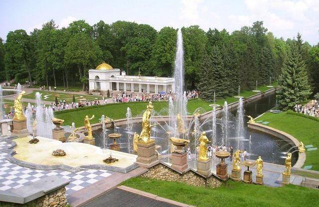 PETERHOF SMALL PALACE AND THE LOWER PARK FONTAINS ROUTE Tour to Peterhof is a must for the majority of Saint-Petersburg s guests.
