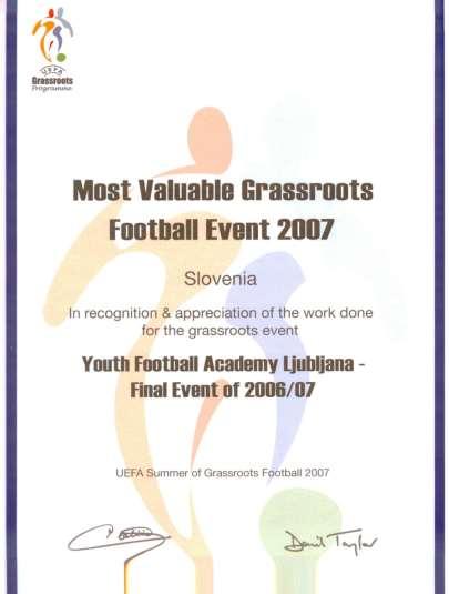 Slika 2. Priznanje UEFE za najboljši Grassroots dogodek v letu 2007 (osebni arhiv).
