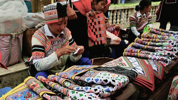 on traditional minority group arts such as weaving, dying, ceramics and painting in the exotic areas of Kunming,