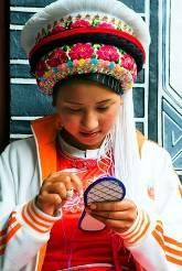 Visit the ethnic Bai people in Zhoucheng Village with the famous batik and embroidery workshop.